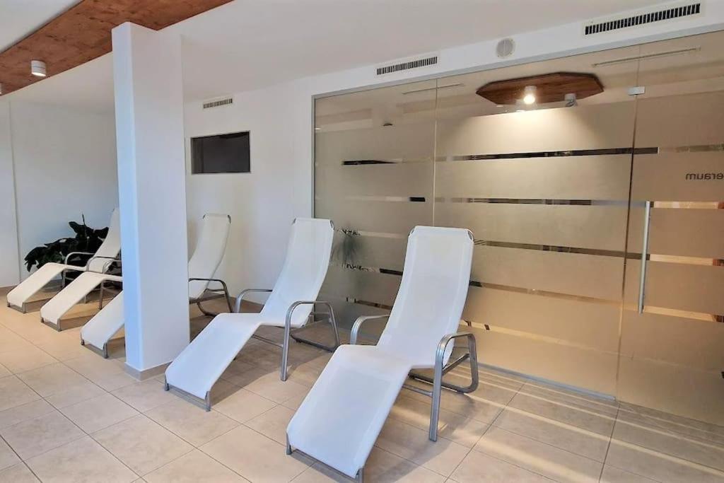 2-Zimmer Wohnung, Pools, Sauna Und Balkon Санкт Енглмар Екстериор снимка